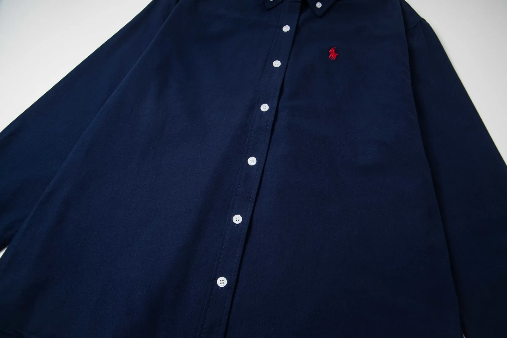 🅿️250 New: Style number: B141 Ralph Lauren/Ralph Lauren classic small label couple's long-sleeved shirt 1️⃣ Made of high-quality fabrics, the upper body is soft and comfortable, extremely delicate, and feels solid, smooth and soft. The fabric has the characteristics of being wrinkle-free and has an invincible feel. The details are perfectly handled! 2️⃣The workmanship details are perfectly controlled. They are all hemmed with vest technology, and the inside of the sleeves are also used. Different from the four-needle and five-thread workmanship, the collars are also all designed with interlining, showing high-end fashion and individuality, and the style is fashionable, simple and elegant! 3️⃣It is very youthful and energetic, and can be easily worn by both men and women. It is very in line with the fashion aesthetic concepts of today's young people! Color: Black, White, Navy Size: S, M, L, XL